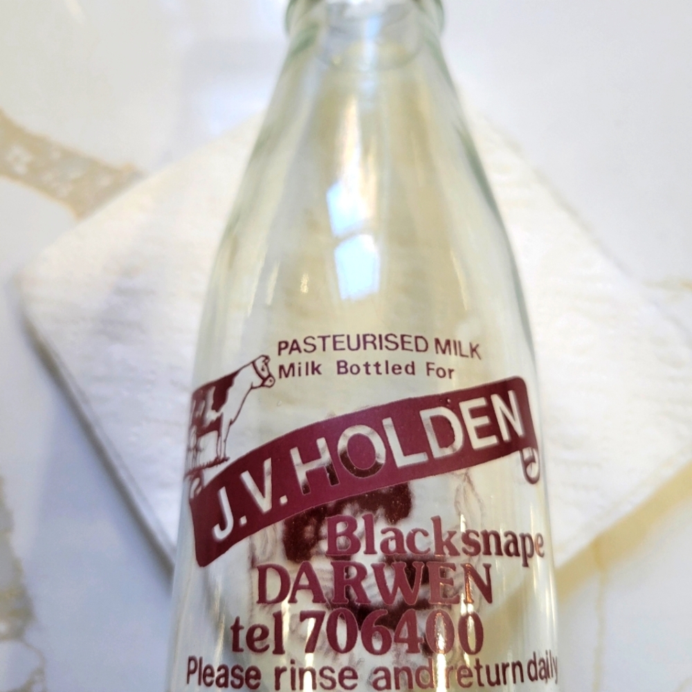 4 English Milk bottles with wire carrier - Picture 5 of 7
